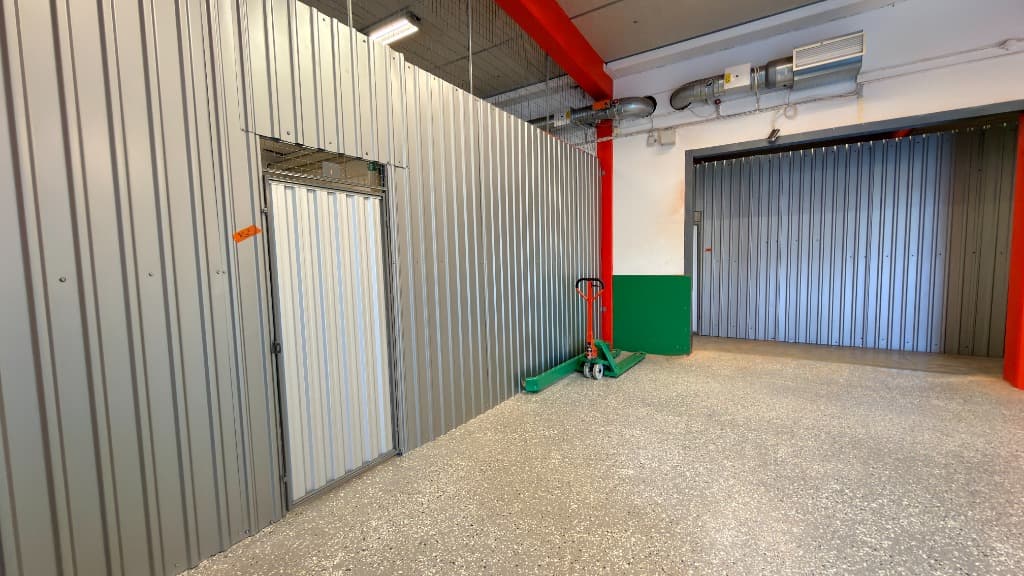Utsidan av det stora 70 m² företagslagret vid entrén