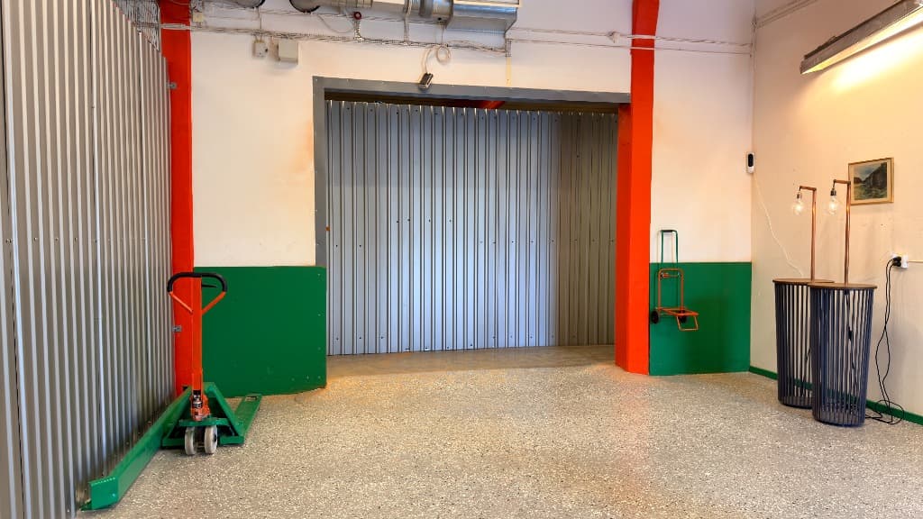 Entré med palldragare och transportvagnar att låna kostnadsfritt på Bankeryds Förvaring